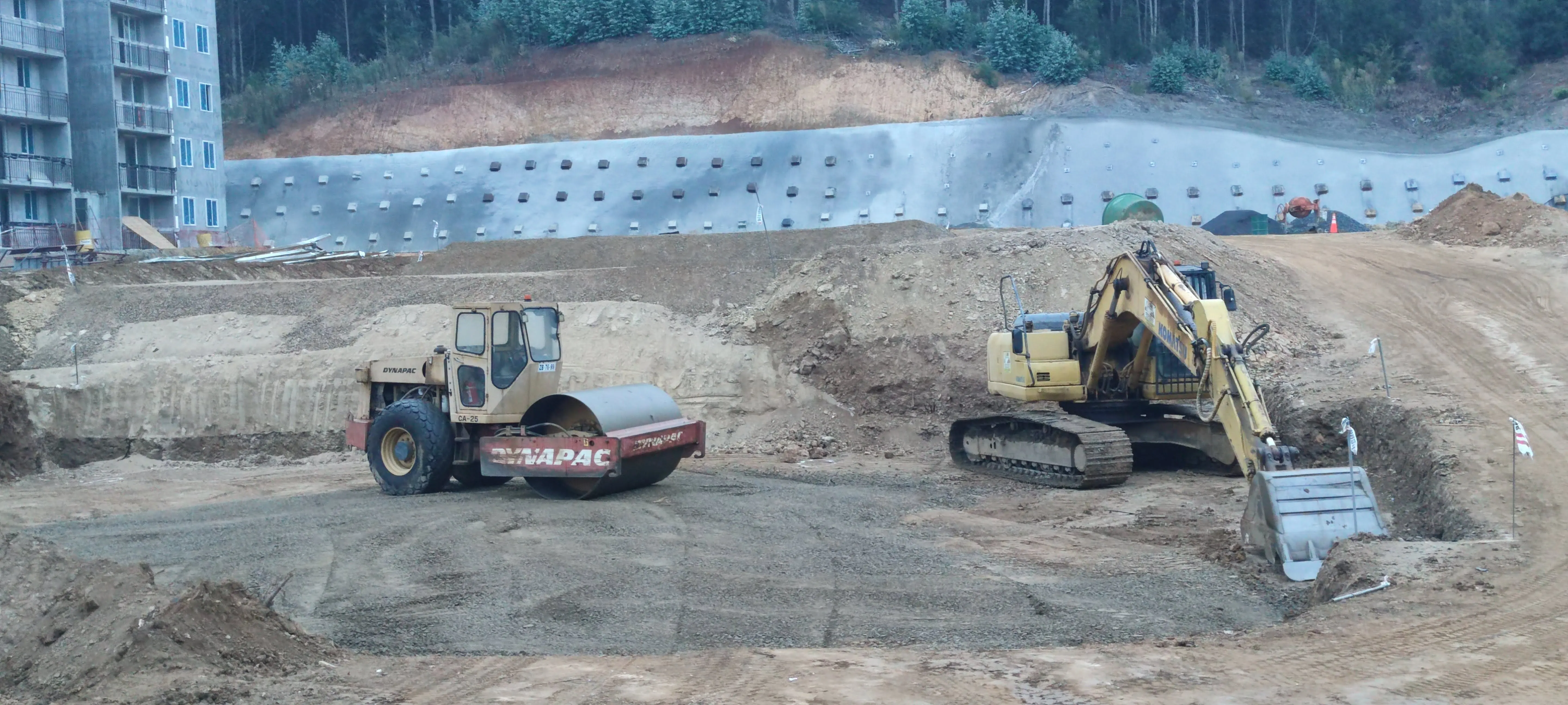 Rodillo y excavadora en base estabilizada